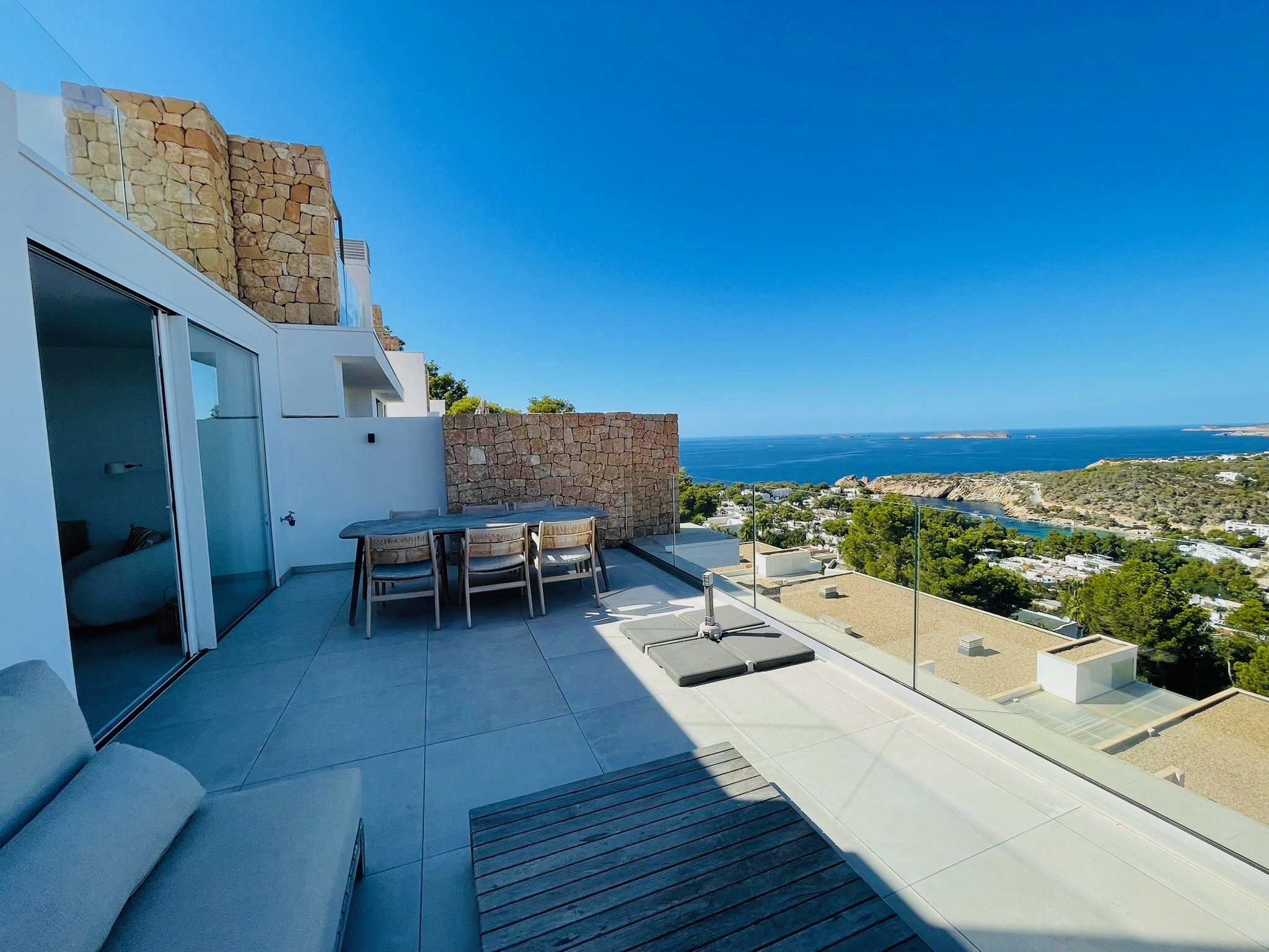Penthouse V64 — photograph 2