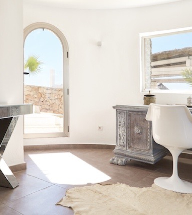 Resa_victoria_ibiza_es_vedra_luxury_villa_for_rent_office1.jpg